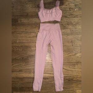 Trendy Pink Ribbed Workout Set
- Sports Bra & High-Waist Leggings Barbie